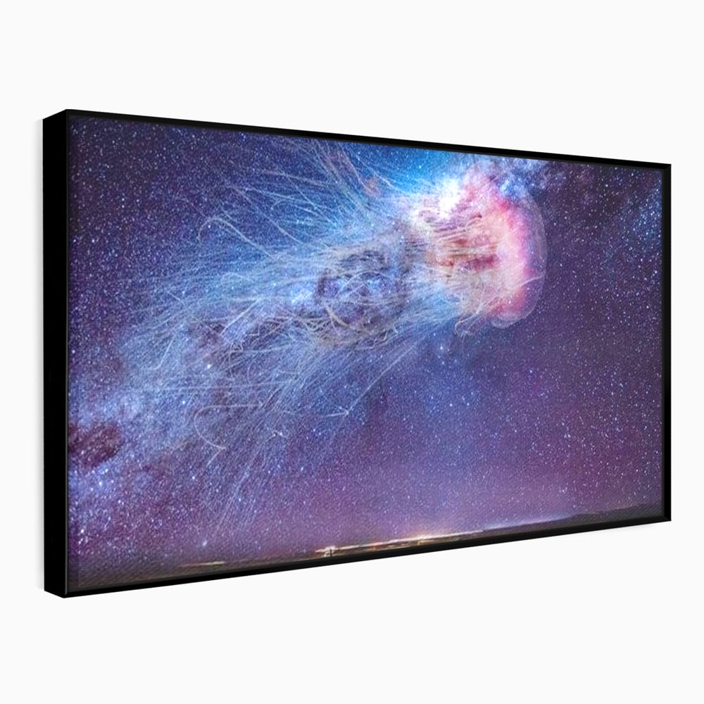 Tablou canvas cu ilustratie digitala cu meduza cosmica si stele, in rama de aluminiu negru